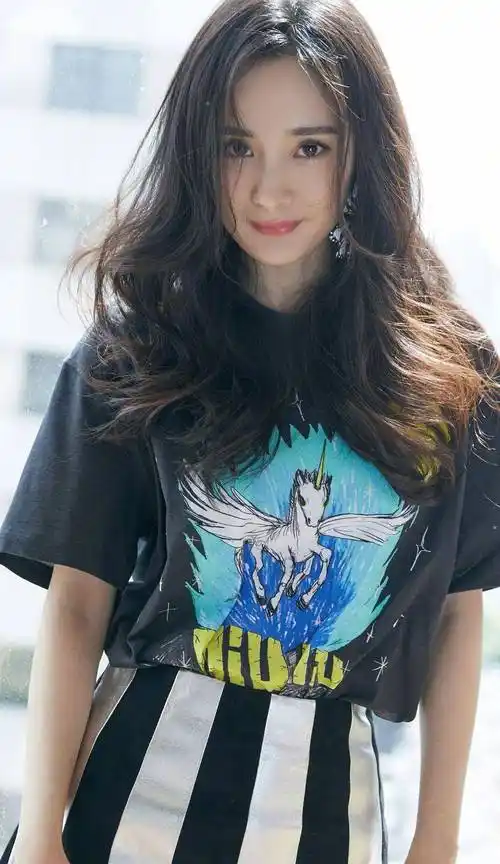 杨幂另类写真 如出水芙蓉般惹人爱 回眸一笑百媚生 又