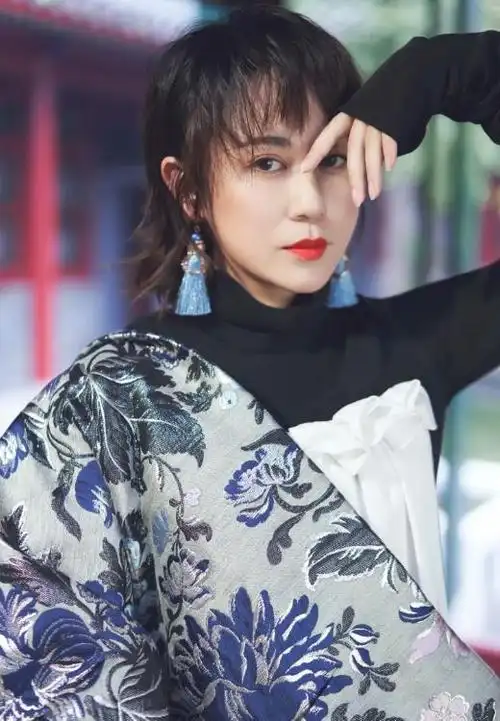 马丽嫁比自己小11岁男友38岁高龄为其生下孩子终成人生赢家