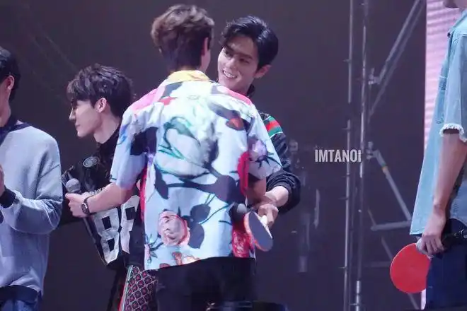 然后王一博伸手先抱了一下,最为灵性的动作是,王一博拉了一下肖战