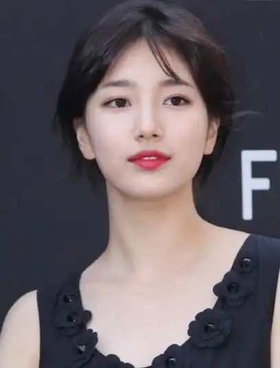 "国民初恋"之称的裴秀智在参加某个活动,淡淡的妆容配上精美的五官