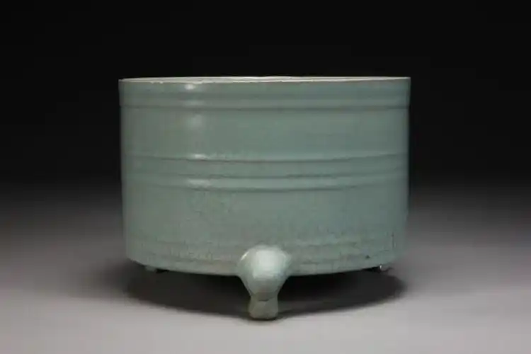 北宋汝窑天青釉弦纹三足樽,现藏故宫博物院