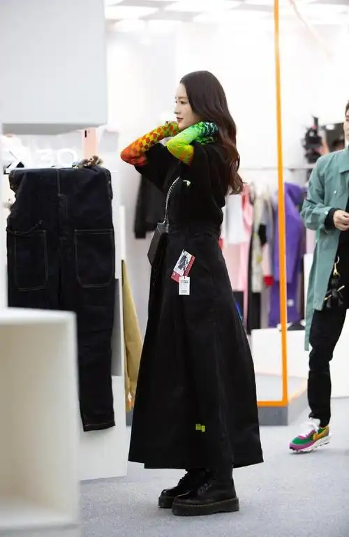 甜甜的李沁突然画风转变一身酷黑服装搭配马丁靴酷潮女孩上线