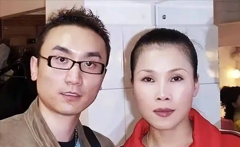 后来田震身体稍微好些后,张卫宁也义无反顾地支持她回到工作岗位.