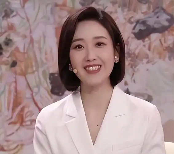 央视美女主持人王嘉宁29岁才选择嫁人真幸运事业爱情双丰收