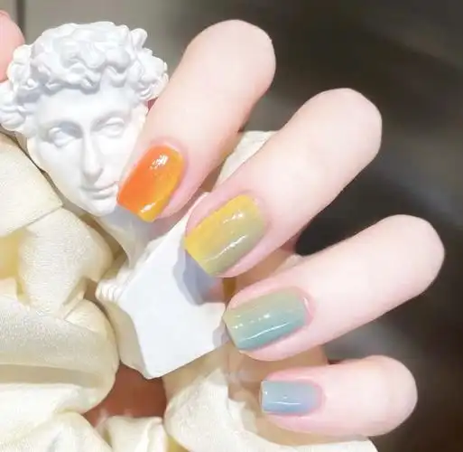 2021超火的彩虹渐变美甲图