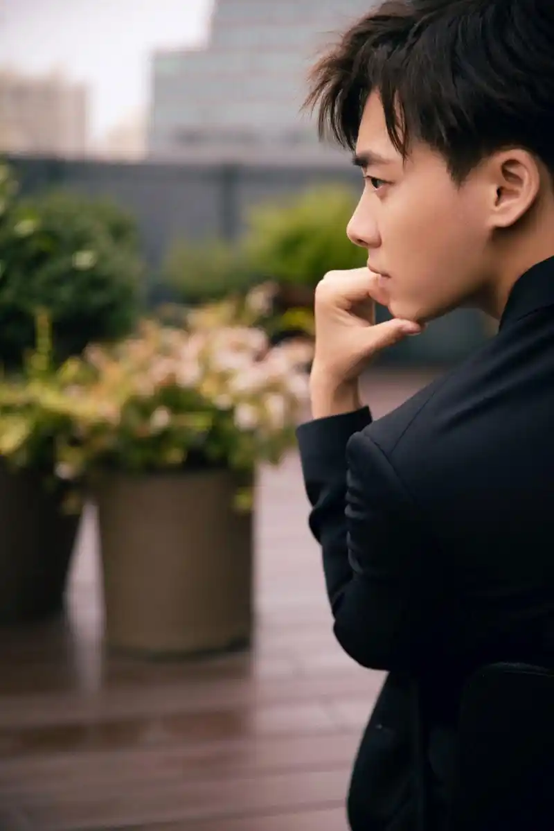 李易峰黑色西装随性帅气写真