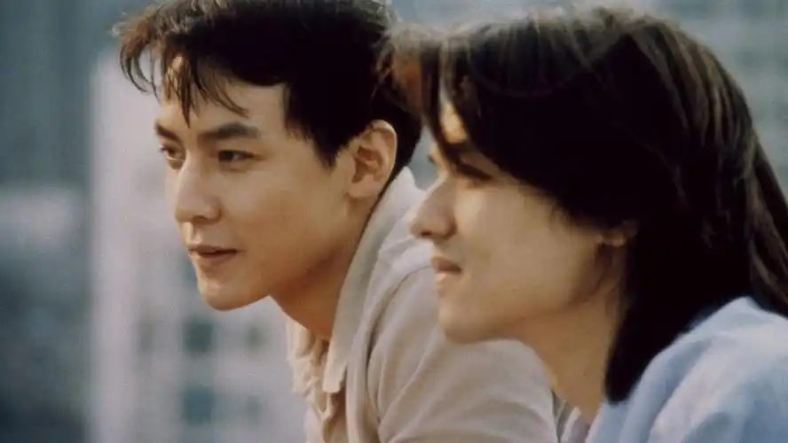 看到这个状态的他迷妹们长舒一口气,他还是《美少年之恋》中那个一眼