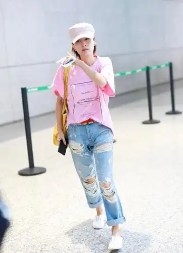 原创44岁李小冉不服老!粉色斗篷衣够甜美,头戴米奇发箍少女感十足