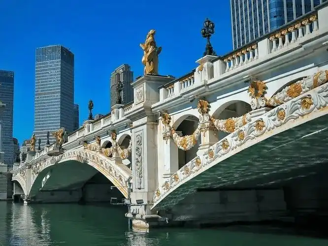 "跳水大爷"把天津狮子林桥跳成"8a"网红景点_城市_美景_装饰