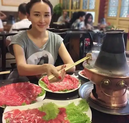 胡静吃火锅素颜无人认出!网友:纹的眉好尴尬