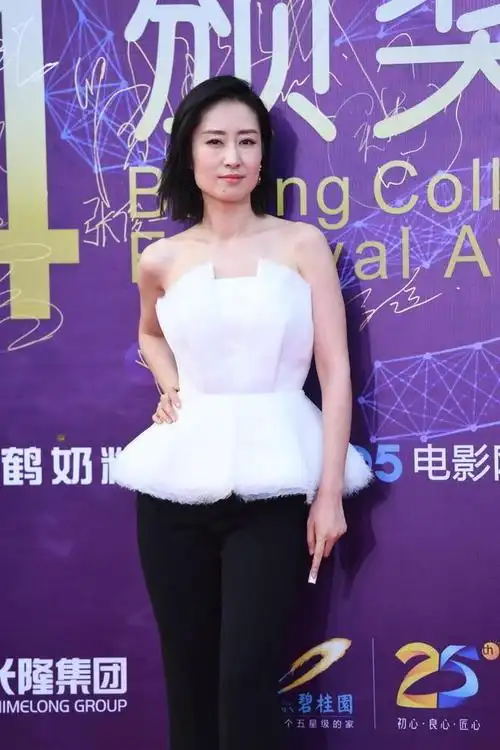 刘敏涛好敢穿,裸色底衬穿出透视效果,彩色印花裙少女感太强了