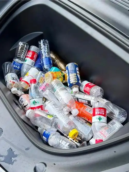 有人开特斯拉捡空瓶子?看来要和三轮车兄弟们抢夺市