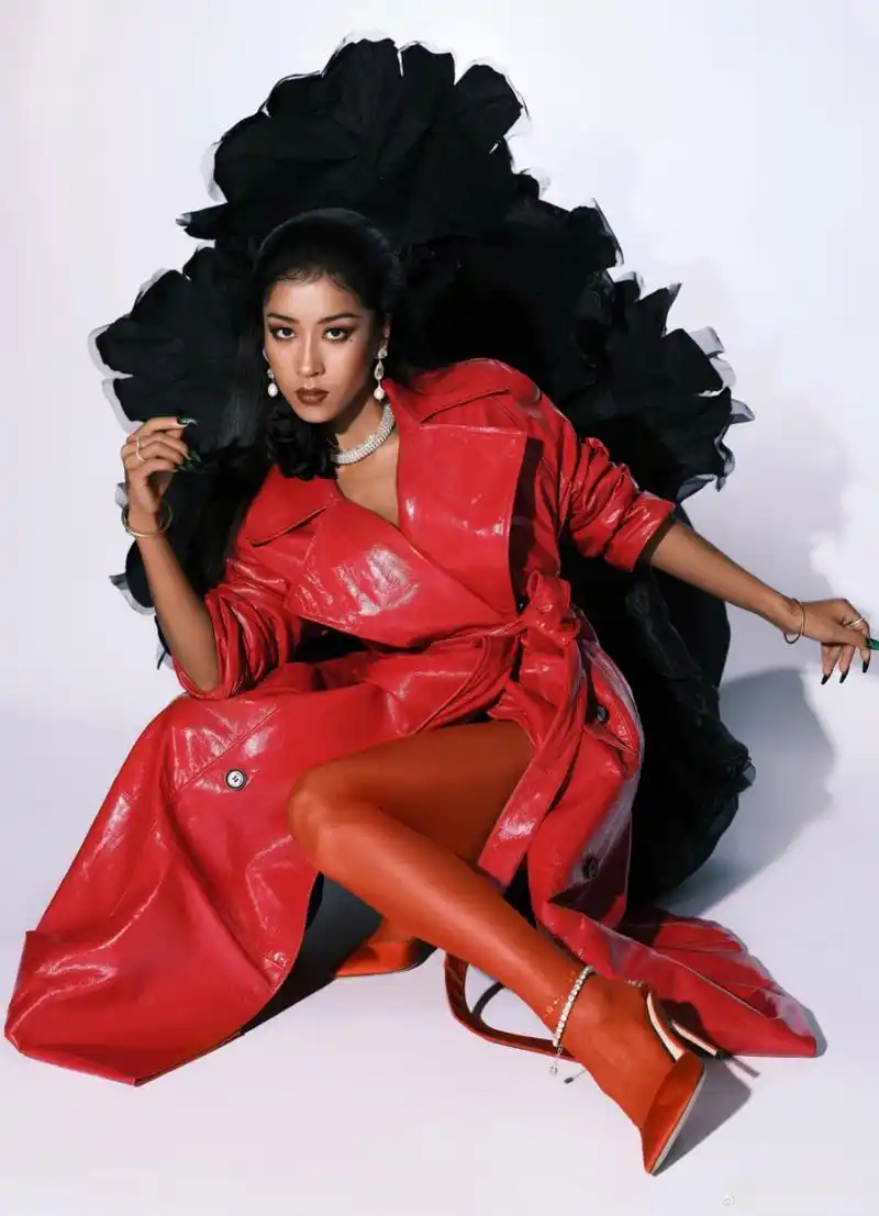 吉克隽逸脖子上戴了朵花#吉克隽逸脖子上戴了朵花,黑珍珠#吉克鲆葺