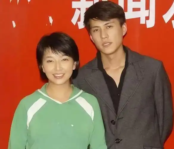 回顾江珊:四度爱上硬汉,和靳东意难平,现和新丈夫快乐相伴