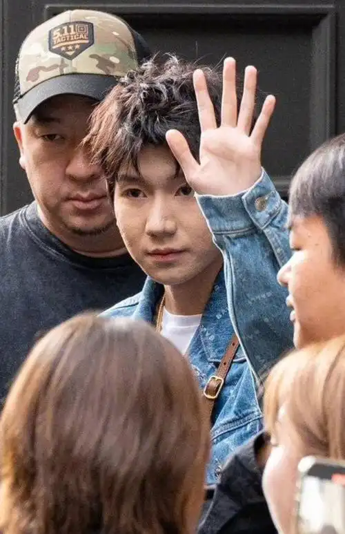 王源米兰时装周生图引热议脸上坑坑洼洼粉丝咬定被p黑图