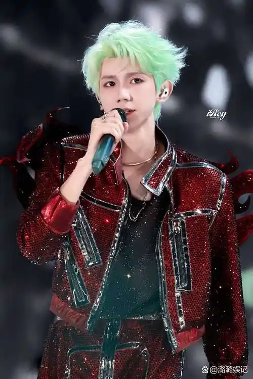 专门染了自己的应援色绿色 ,他真的很用心 ,而且还有新歌首唱 ,王源