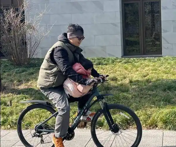 朱亚文全家包游艇游玩,两个女儿罕见出镜,沈佳妮素颜气色好_家庭_合作