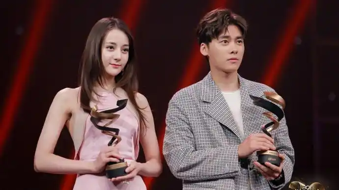 视频:2018微博之夜 李易峰迪丽热巴获微博年度热度人物