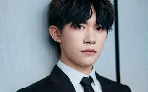 易烊千玺时尚酷炫写真,大陆明星-回车桌面