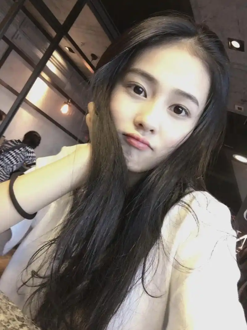 白鹿早期做模特时的照片,那时的她青涩清纯,妆容较淡