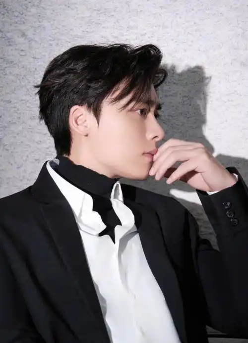 着黑白西装衬衫儒雅帅气_李易峰_写真_造型