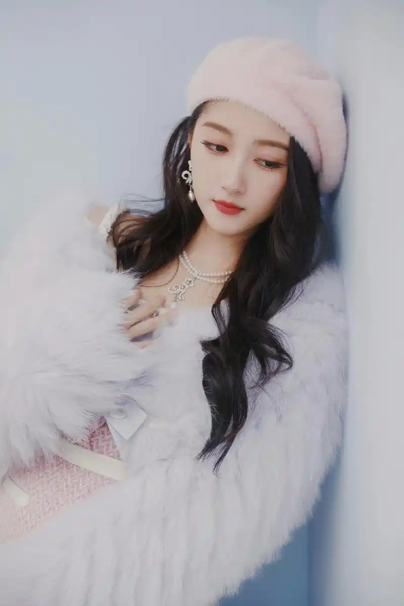 关晓彤:粉色穿搭的时尚魅力与可爱之源