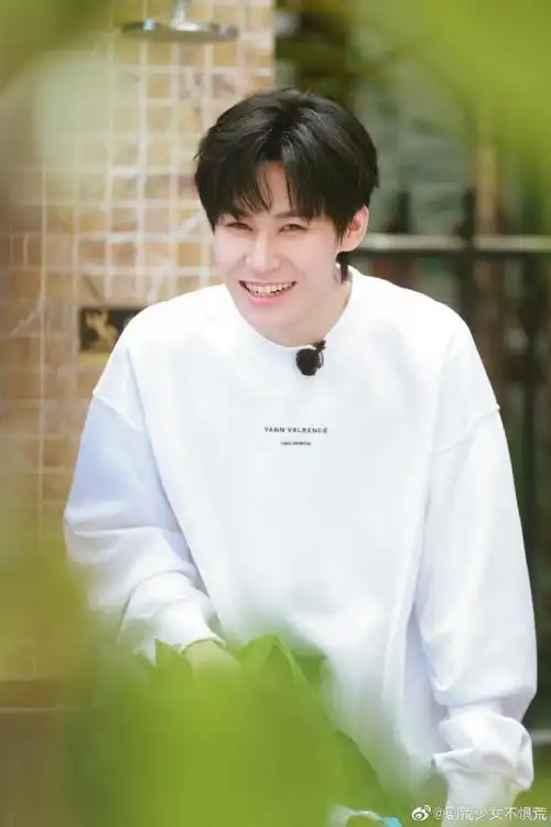 张真源绿色套装花絮照