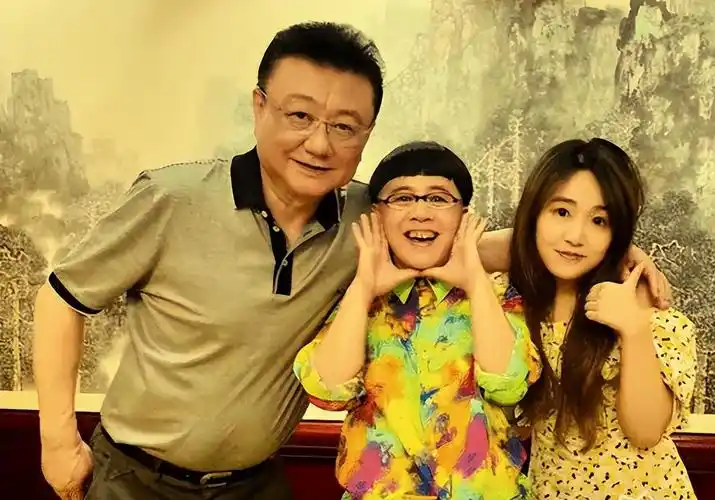 金龟子刘纯燕升级做外婆24岁女儿诞下男婴外表像姥爷王宁