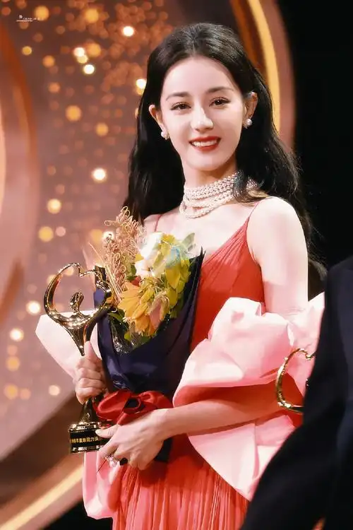 迪丽热巴超话丨#与迪丽热巴共赴微博之夜##迪丽热巴复古名伶#230325