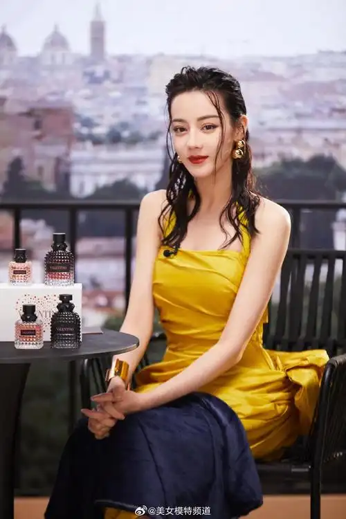 迪丽热巴金色战袍