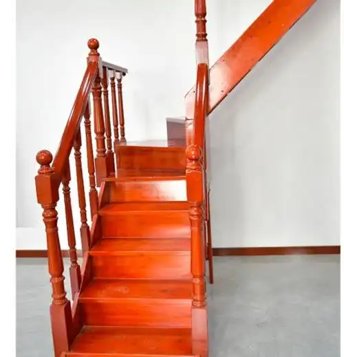 实木旋转楼梯的大小,样式都各不相同,在设计时要注意楼梯的样式与家居