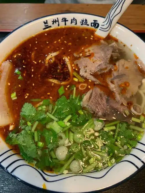 粗细的拉面(有些店中午定食就粗细选择较少),牛肉面缺点汤底不够浓郁