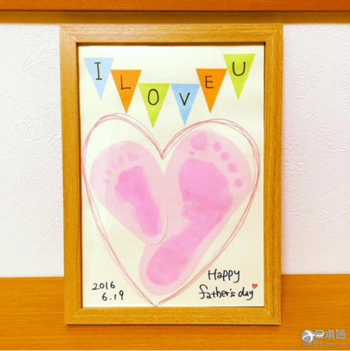 人们出于纪念孩子的出生等目的,将孩子的小脚丫沾上染料印在纸上.加