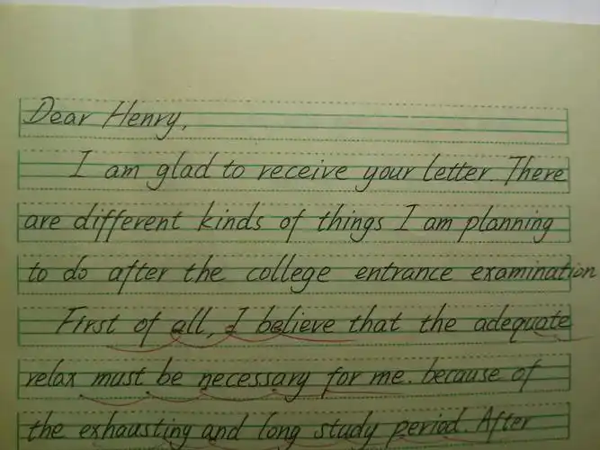 外国人手写的英文都非常幼稚,很少有连笔等等.