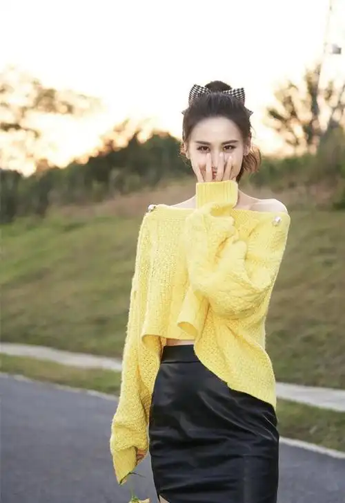 黄圣依终究是阔太太身材饱满又敢穿一袭深v领连衣裙气质惊艳