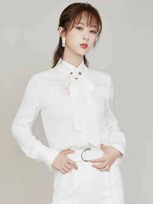 杨紫风格大变甜美少女变身霸气御姐利落裤装气场十足