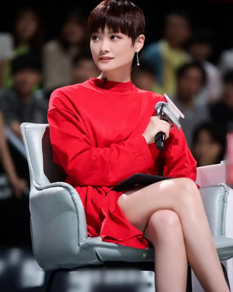 李宇春个人资料简介及照片(李宇春,出道以来争议不断,如今患"不死癌症