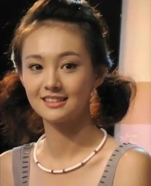 郑爽十年前旧照曝光素颜出镜满脸胶原蛋白网友难怪能红