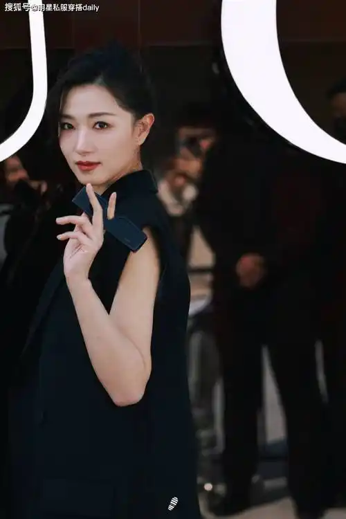 原创万茜复古造型时髦大气黑色无袖风衣搭超大号项链早春大女主范