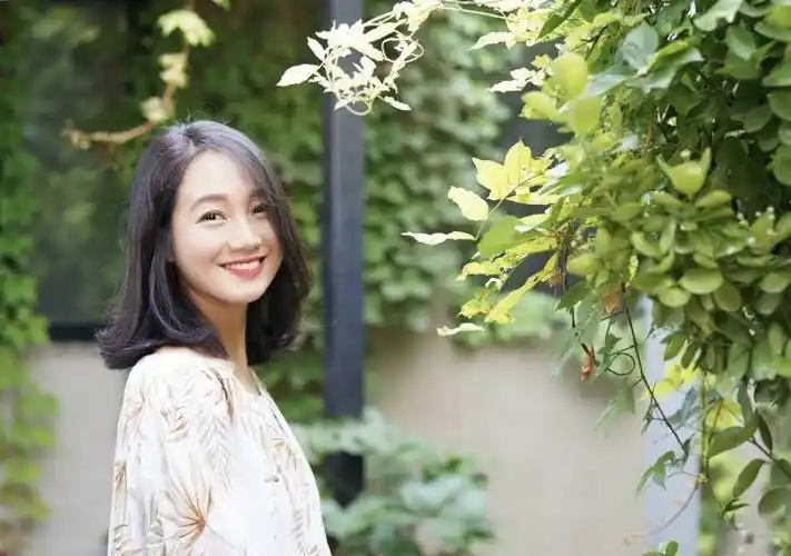 朱丹久违晒孕照,穿肥大衣服遮肚子,气质温柔状态好_工作_孩子_照片