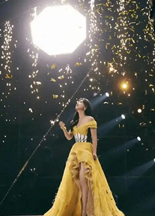 贾玲42岁生日现身,身材暴瘦惊呆