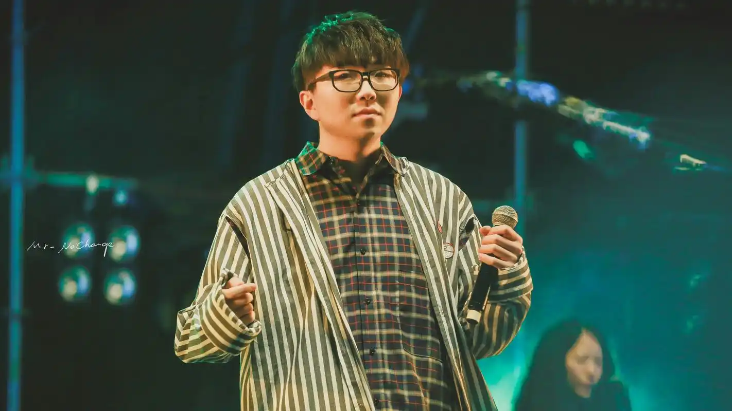 又一宝藏男孩出现,毛不易上节目怼人,不愧被网友称作"毛怼怼"