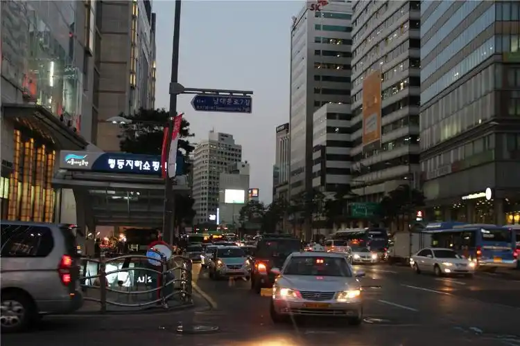 在首尔(seoul),首先进入人视野的是其街道,任何一样东西都摆设得井井