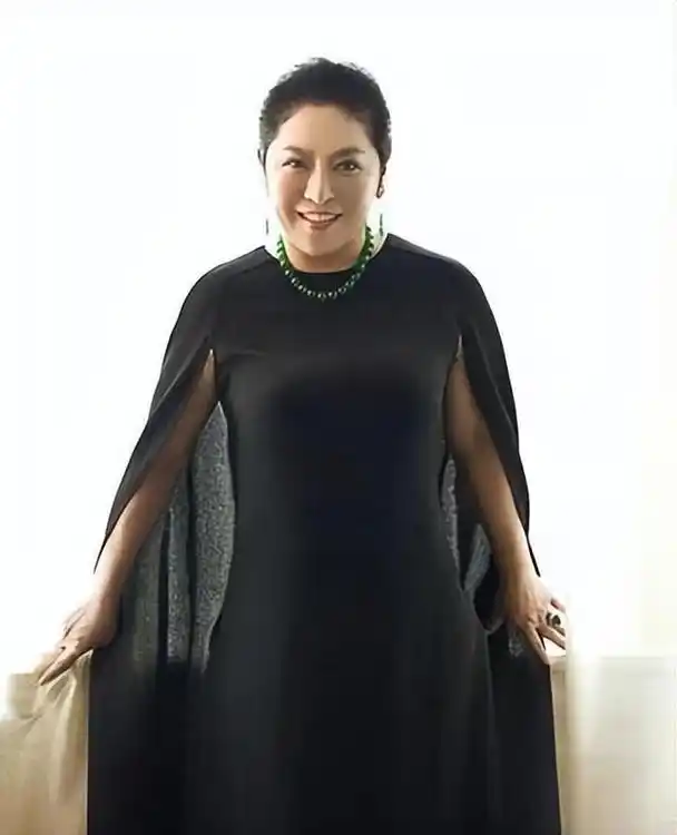 香港教母向太陈岚6岁患病18岁被卖入舞厅向太以前有多难