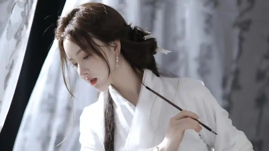 古风美女 白色古装衣服 毛笔 美女壁纸