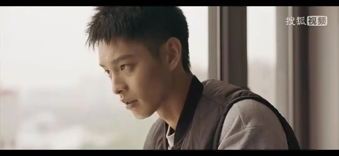 他在逆光中告白他为爱苦等五年为女友可抛开一切这样的男主谁不爱