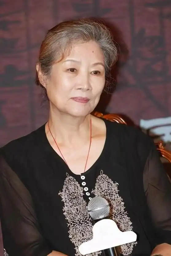 吕中:74岁获封影后,丈夫和六小神童关系匪浅,儿女成就更是不菲