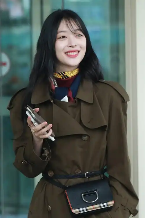 (图/小雨 文/白白)9月3日清晨,演员崔雪莉低调现身仁川国际机场,前往