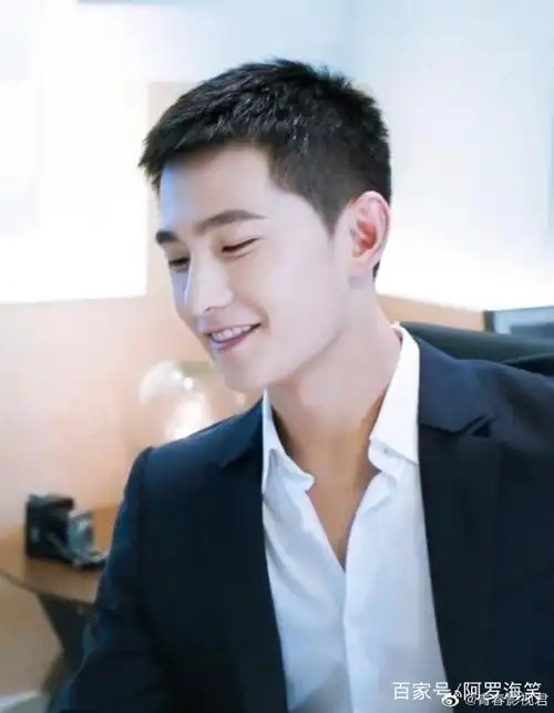 杨洋的寸头造型有一种邻家哥哥的感觉