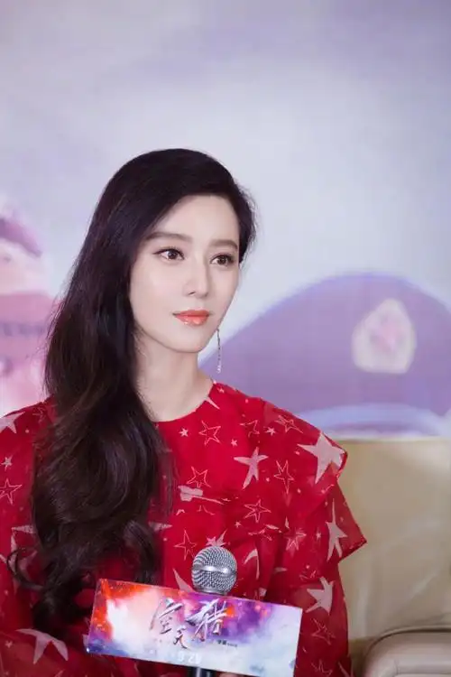 也要多尝试这一种微卷的长发,大波浪的卷发修饰了脸型,也